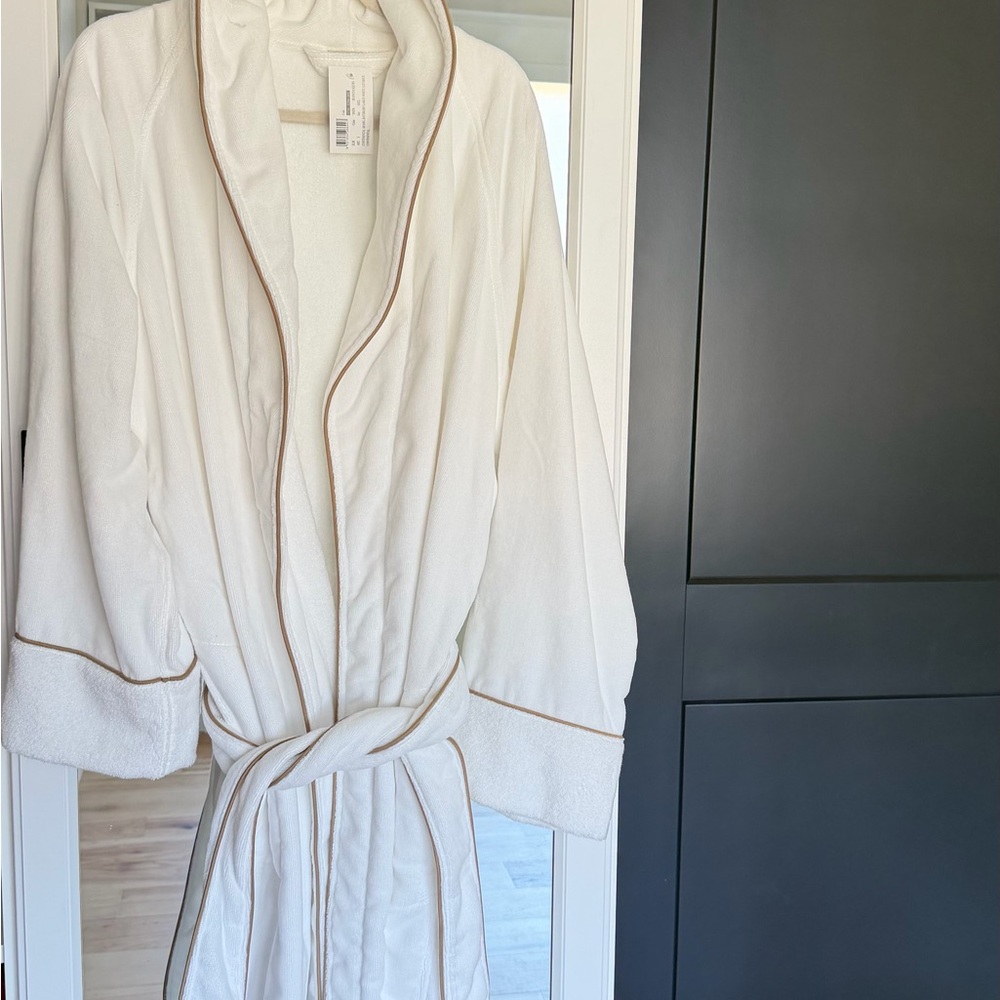 Frette Men’s White Shawl Collar Bathrobe - Picture 2 of 4